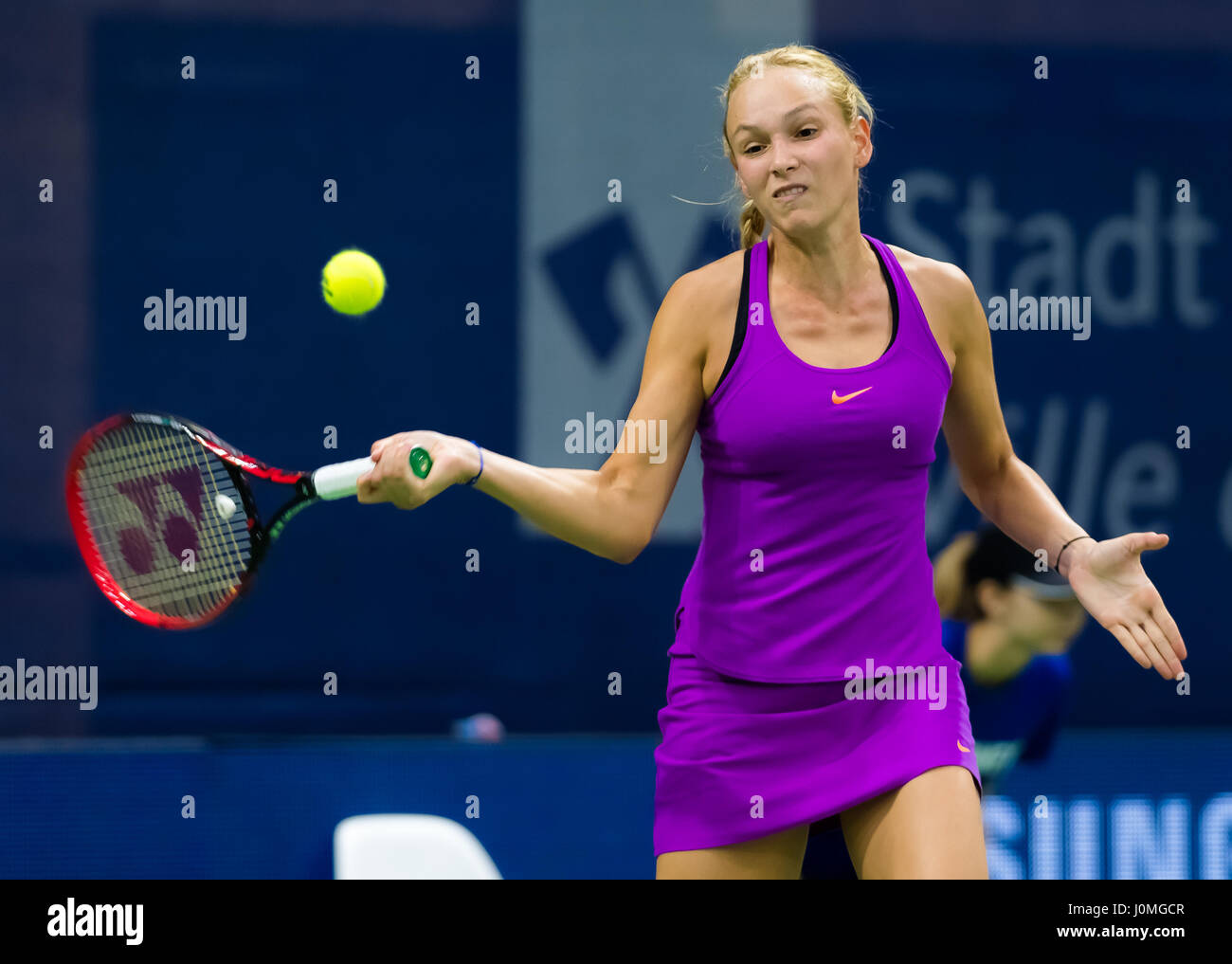 BIEL, Svizzera - 12 aprile : Donna Vekic in azione al 2017 Ladies Open Biel WTA torneo internazionale di tennis Foto Stock