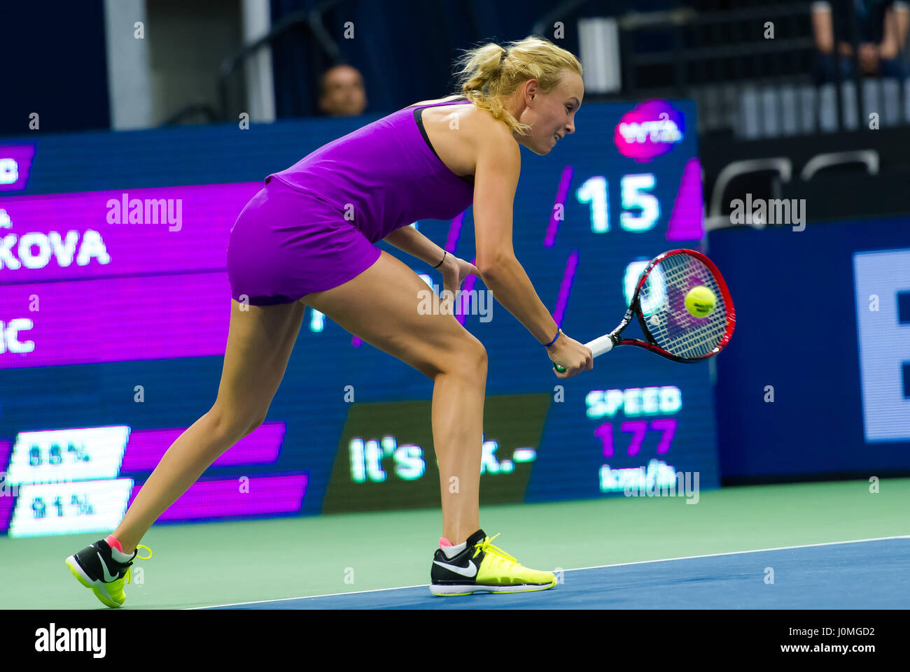 BIEL, Svizzera - 12 aprile : Donna Vekic in azione al 2017 Ladies Open Biel WTA torneo internazionale di tennis Foto Stock