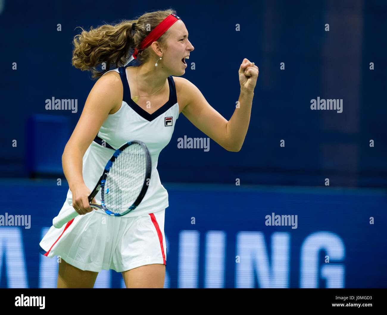 BIEL, Svizzera - 12 aprile : Elise Mertens in azione al 2017 Ladies Open Biel WTA torneo internazionale di tennis Foto Stock