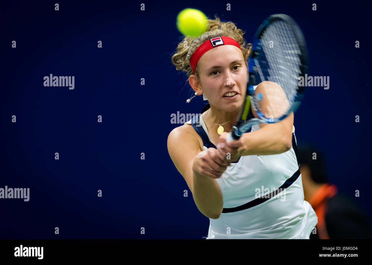 BIEL, Svizzera - 12 aprile : Elise Mertens in azione al 2017 Ladies Open Biel WTA torneo internazionale di tennis Foto Stock