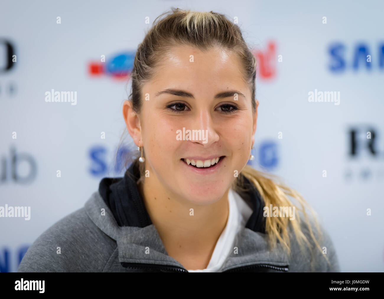 BIEL, Svizzera - 11 aprile : Belinda Bencic colloqui alla media al 2017 Ladies Open Biel WTA torneo internazionale di tennis Foto Stock