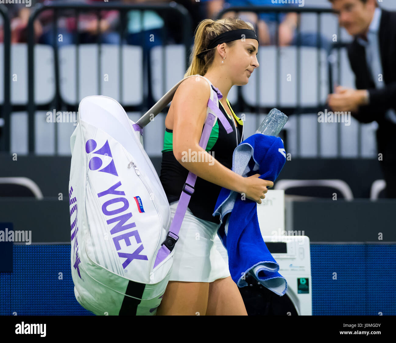 BIEL, Svizzera - 11 aprile : Belinda Bencic in azione al 2017 Ladies Open Biel WTA torneo internazionale di tennis Foto Stock