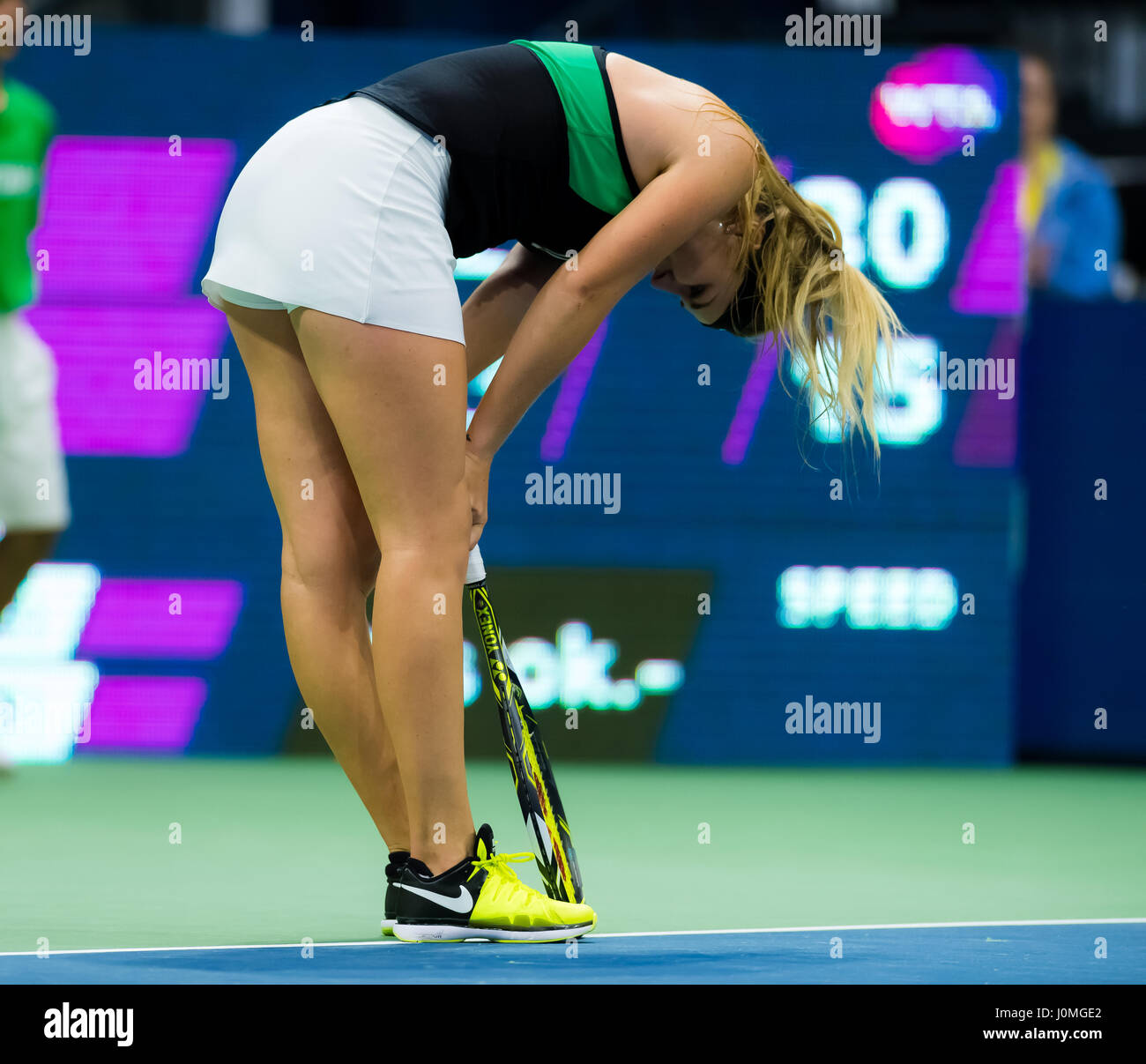 BIEL, Svizzera - 11 aprile : Belinda Bencic in azione al 2017 Ladies Open Biel WTA torneo internazionale di tennis Foto Stock