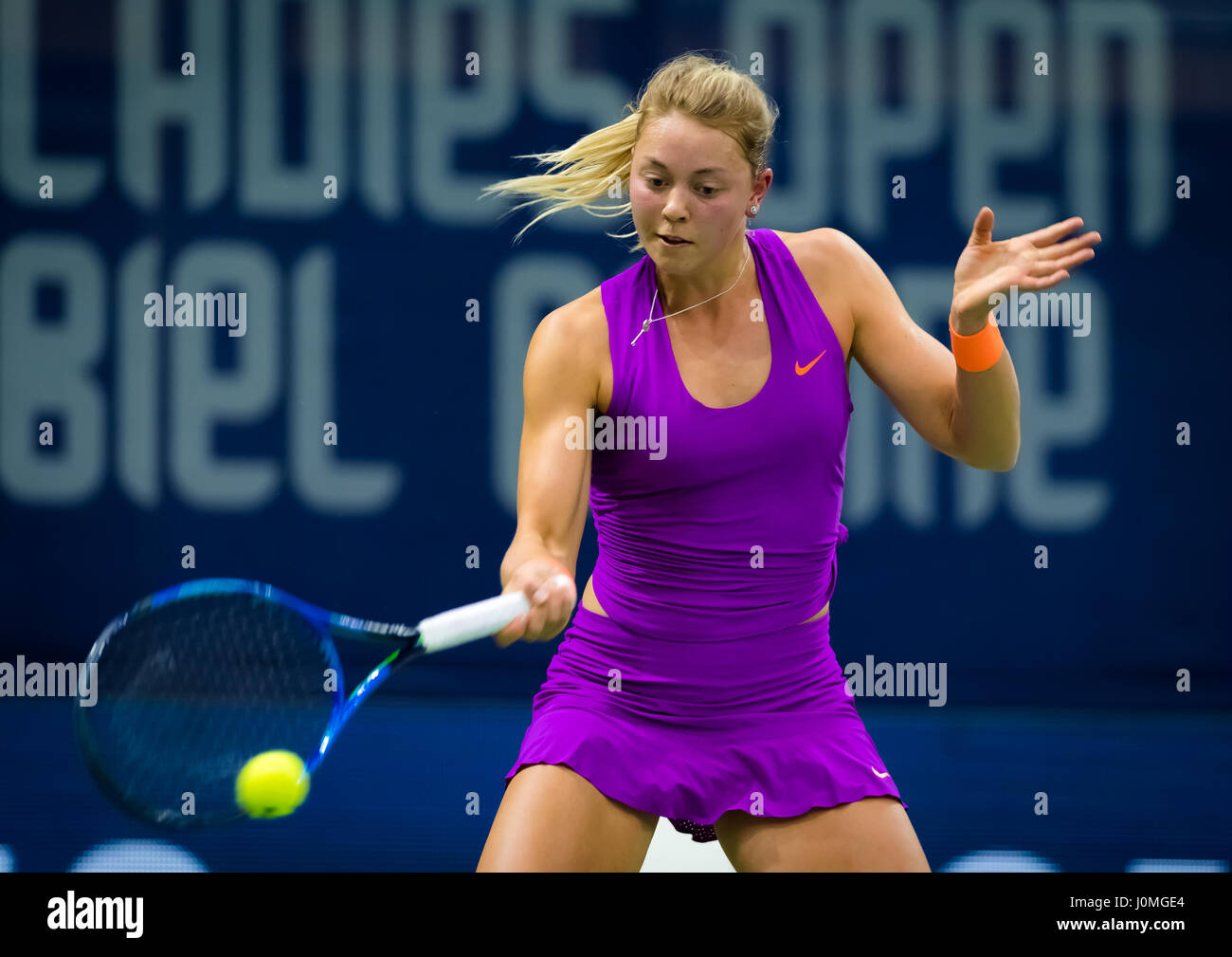 BIEL, Svizzera - 11 aprile : Carina Witthöft in azione al 2017 Ladies Open Biel WTA torneo internazionale di tennis Foto Stock