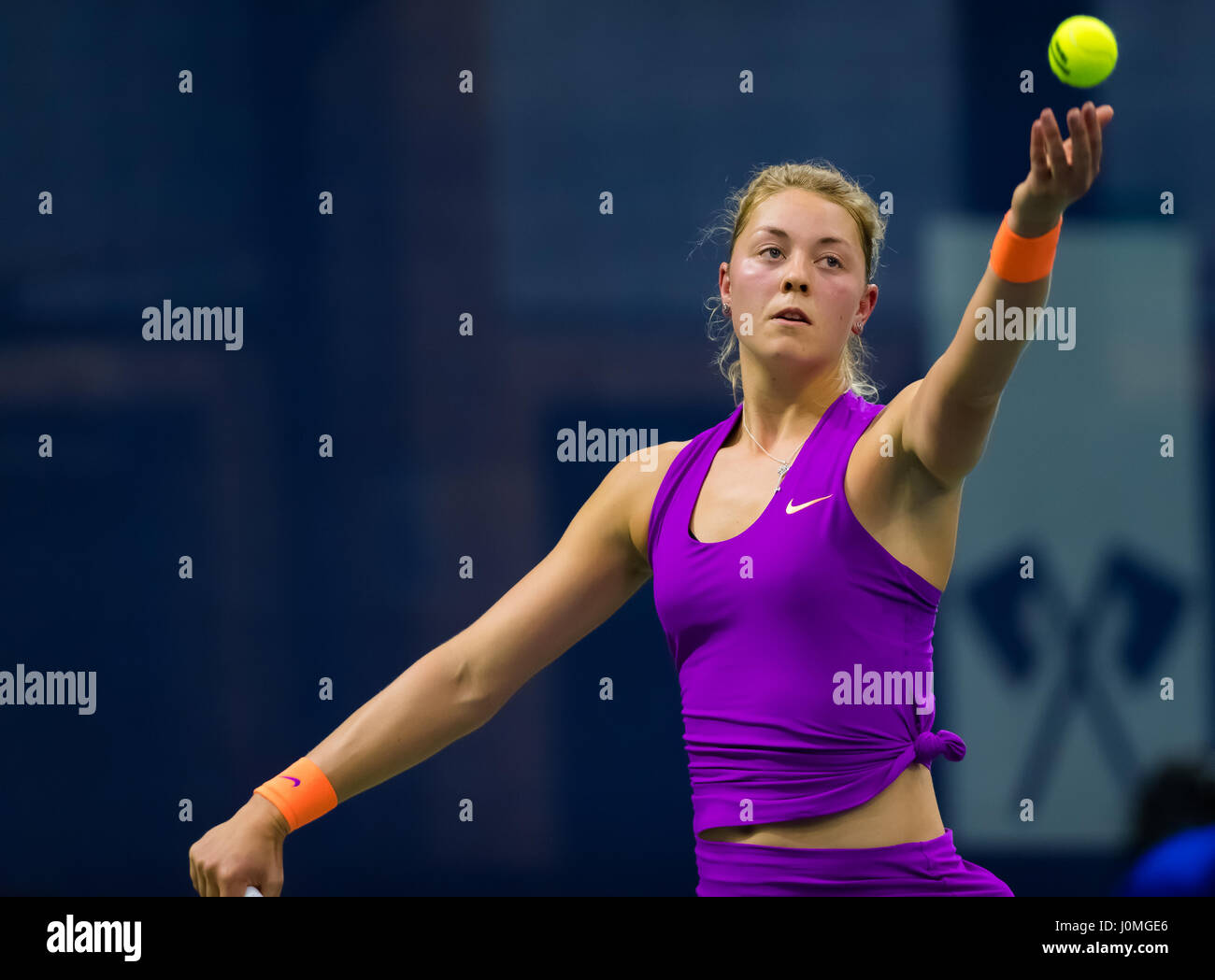 BIEL, Svizzera - 11 aprile : Carina Witthöft in azione al 2017 Ladies Open Biel WTA torneo internazionale di tennis Foto Stock