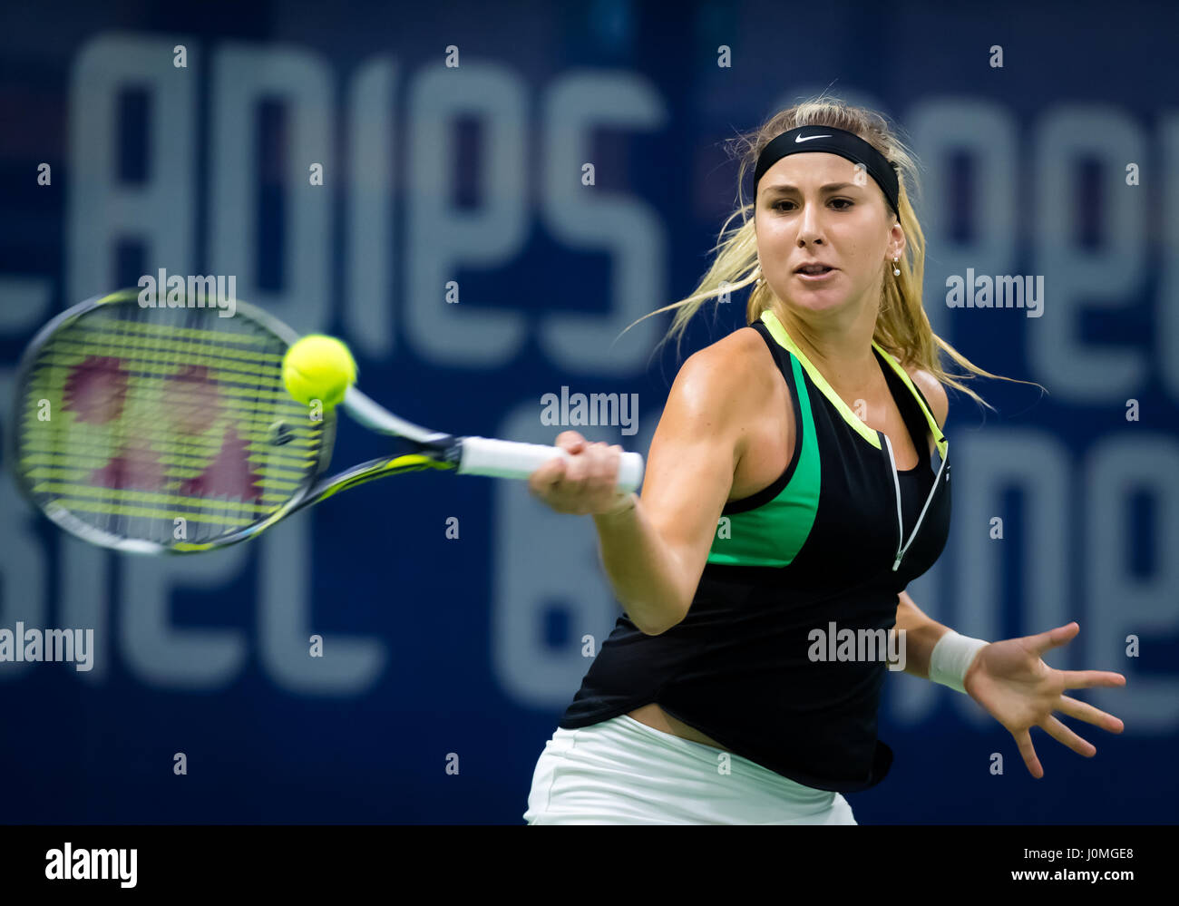 BIEL, Svizzera - 11 aprile : Belinda Bencic in azione al 2017 Ladies Open Biel WTA torneo internazionale di tennis Foto Stock