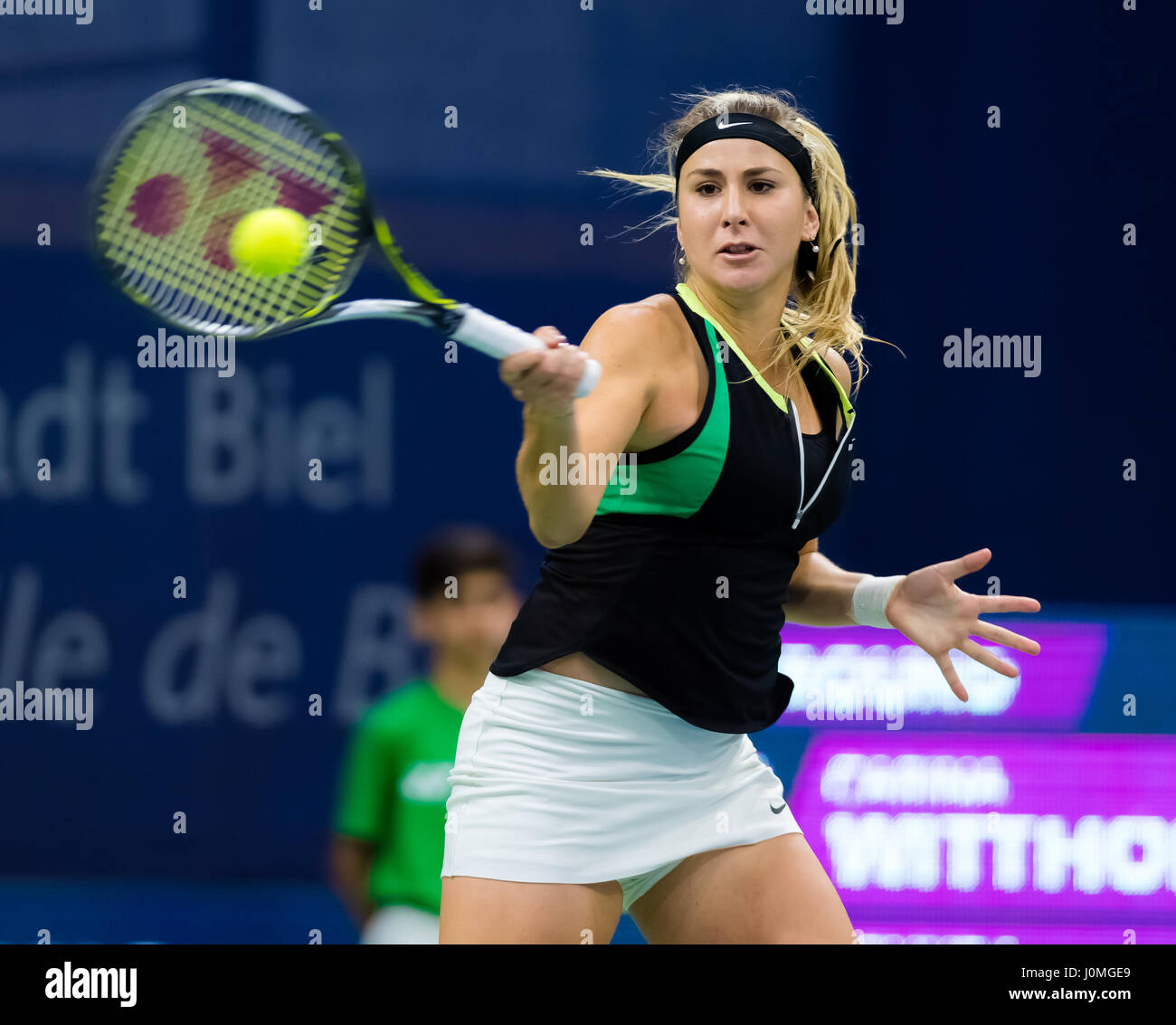 BIEL, Svizzera - 11 aprile : Belinda Bencic in azione al 2017 Ladies Open Biel WTA torneo internazionale di tennis Foto Stock