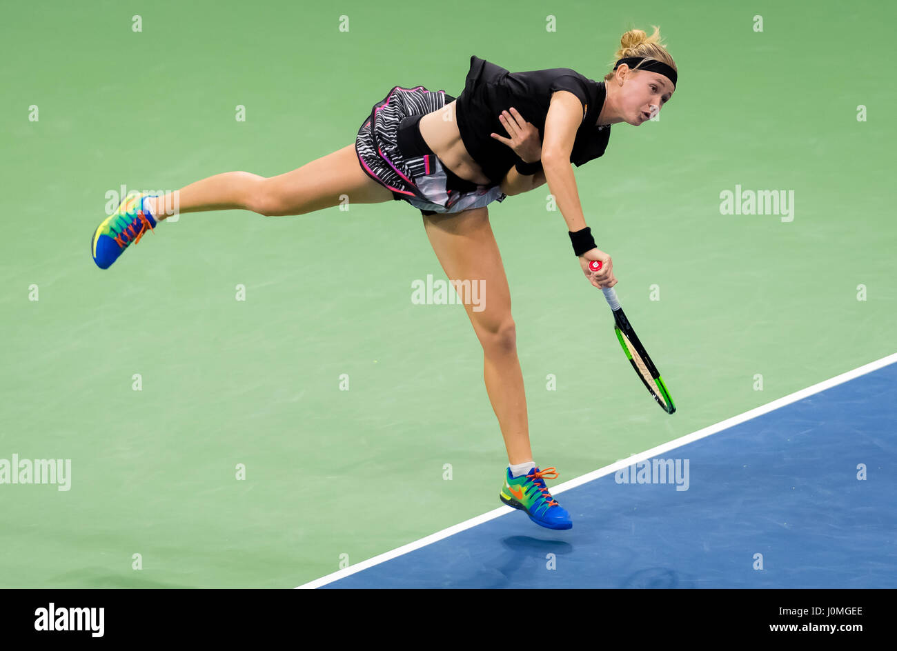 BIEL, Svizzera - 11 aprile : Marie Bouzkova in azione al 2017 Ladies Open Biel WTA torneo internazionale di tennis Foto Stock