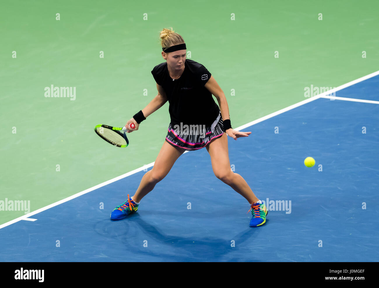 BIEL, Svizzera - 11 aprile : Marie Bouzkova in azione al 2017 Ladies Open Biel WTA torneo internazionale di tennis Foto Stock