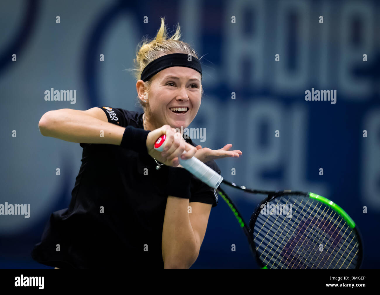 BIEL, Svizzera - 11 aprile : Marie Bouzkova in azione al 2017 Ladies Open Biel WTA torneo internazionale di tennis Foto Stock