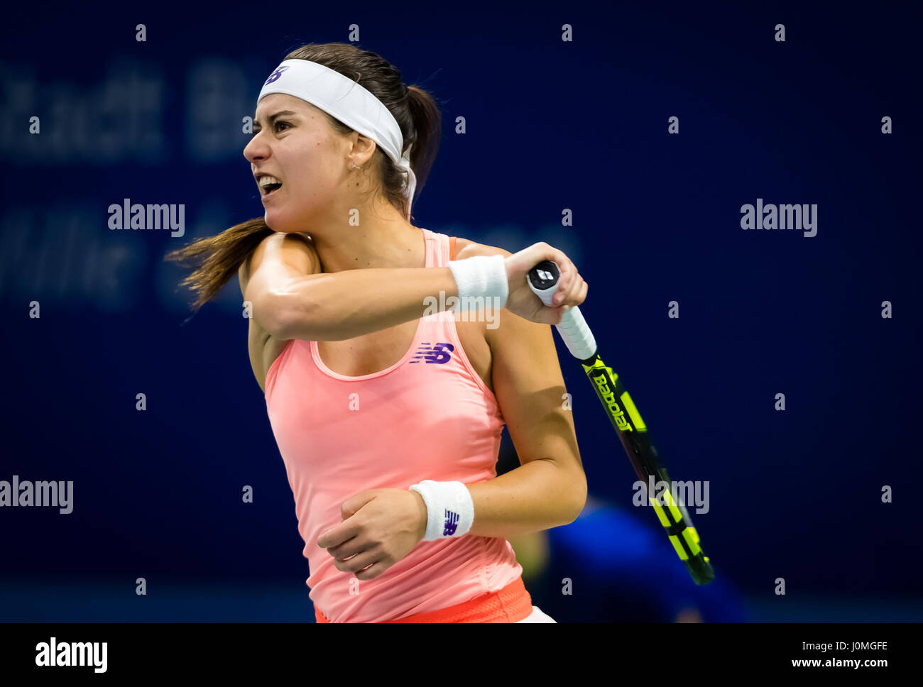 BIEL, Svizzera - 11 aprile : Sorana Cirstea in azione al 2017 Ladies Open Biel WTA torneo internazionale di tennis Foto Stock