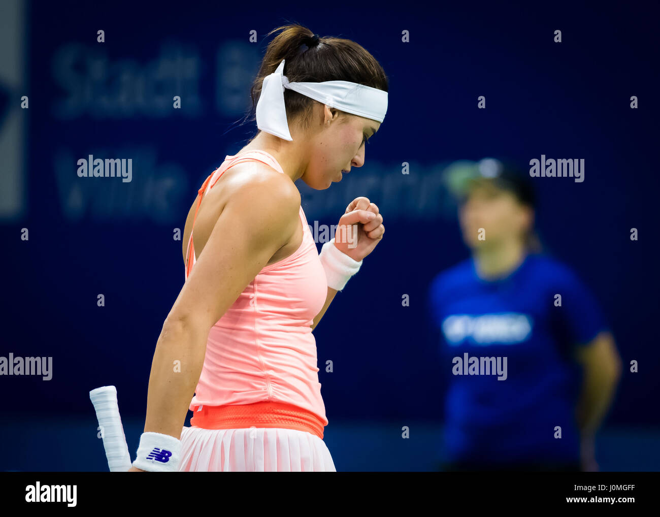 BIEL, Svizzera - 11 aprile : Sorana Cirstea in azione al 2017 Ladies Open Biel WTA torneo internazionale di tennis Foto Stock
