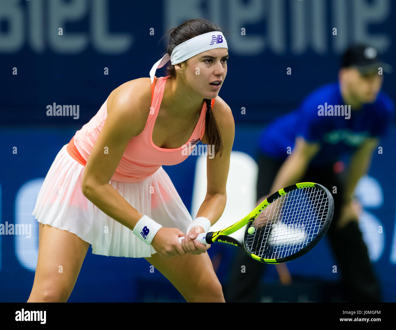 BIEL, Svizzera - 11 aprile : Sorana Cirstea in azione al 2017 Ladies Open Biel WTA torneo internazionale di tennis Foto Stock