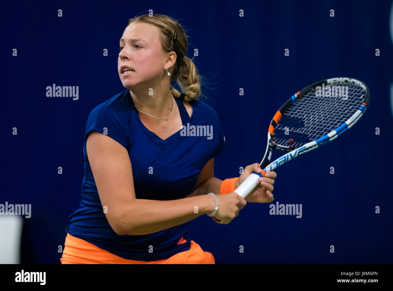 BIEL, Svizzera - 11 aprile : Anett Kontaveit in azione al 2017 Ladies Open Biel WTA torneo internazionale di tennis Foto Stock