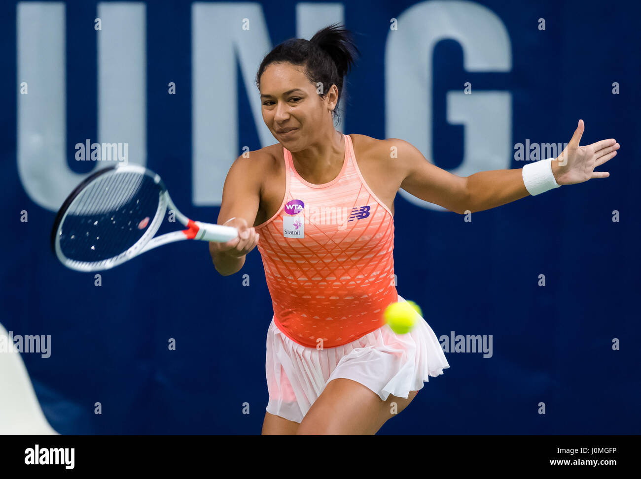 BIEL, Svizzera - 11 aprile : Heather Watson in azione al 2017 Ladies Open Biel WTA torneo internazionale di tennis Foto Stock