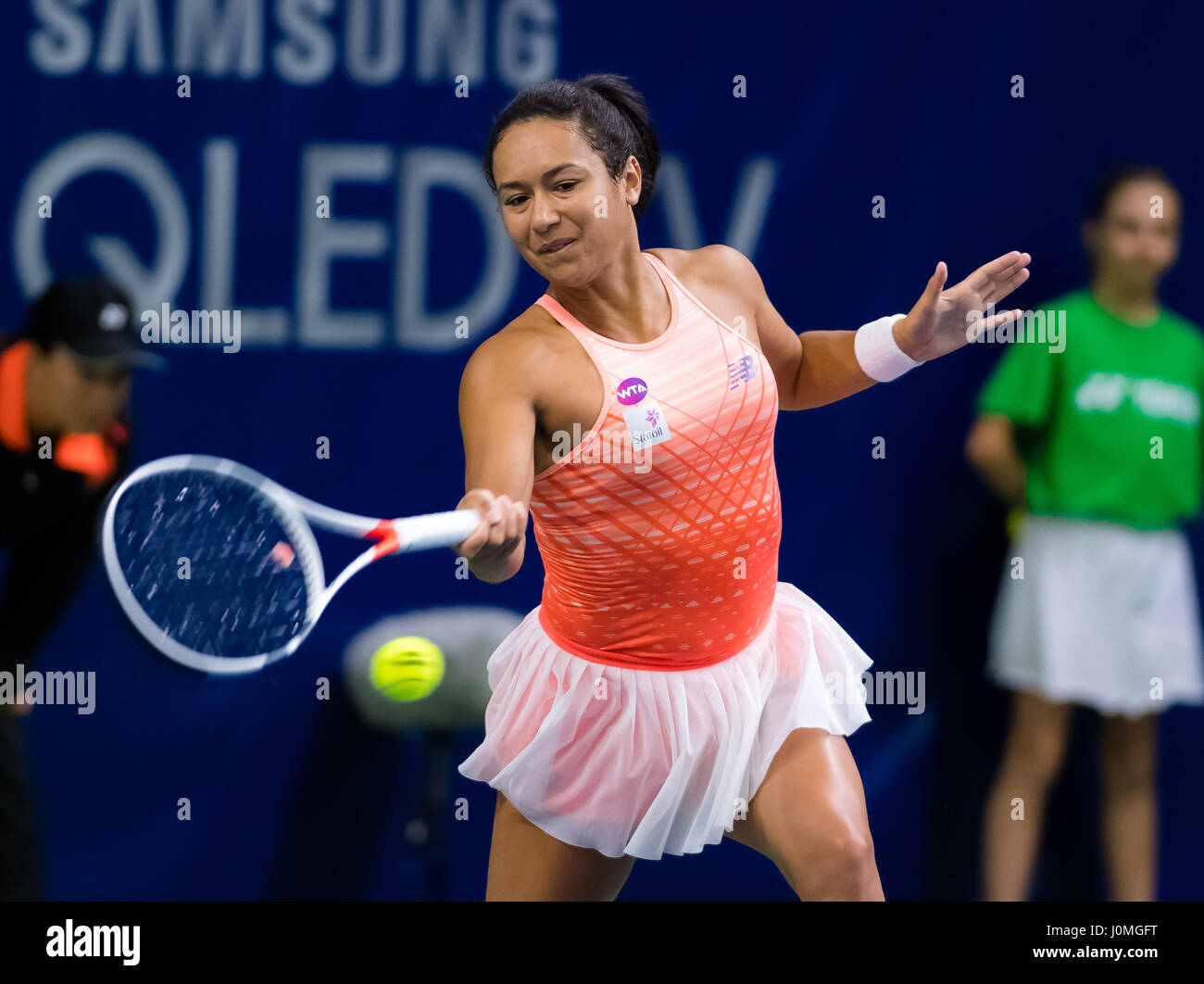 BIEL, Svizzera - 11 aprile : Heather Watson in azione al 2017 Ladies Open Biel WTA torneo internazionale di tennis Foto Stock