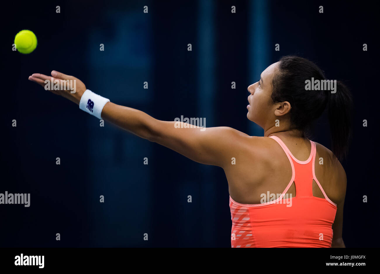 BIEL, Svizzera - 11 aprile : Heather Watson in azione al 2017 Ladies Open Biel WTA torneo internazionale di tennis Foto Stock