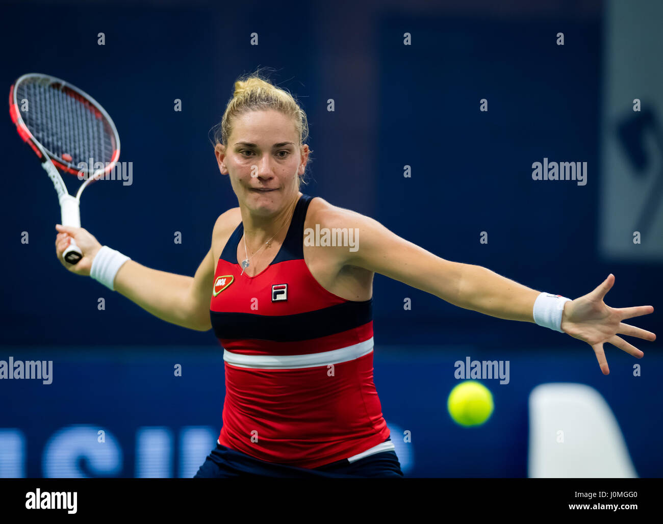 BIEL, Svizzera - 11 aprile : Timea Babos in azione al 2017 Ladies Open Biel WTA torneo internazionale di tennis Foto Stock