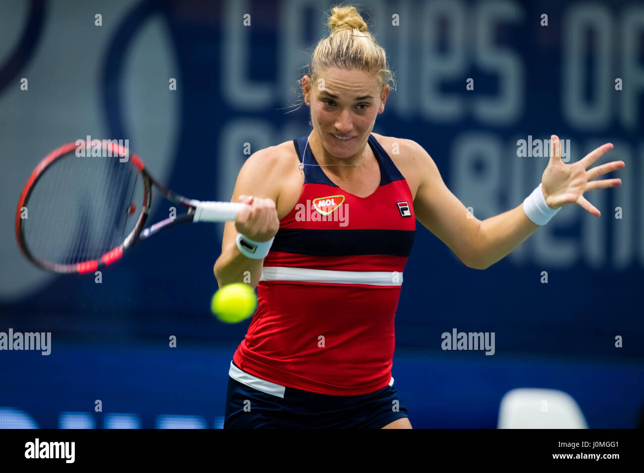 BIEL, Svizzera - 11 aprile : Timea Babos in azione al 2017 Ladies Open Biel WTA torneo internazionale di tennis Foto Stock