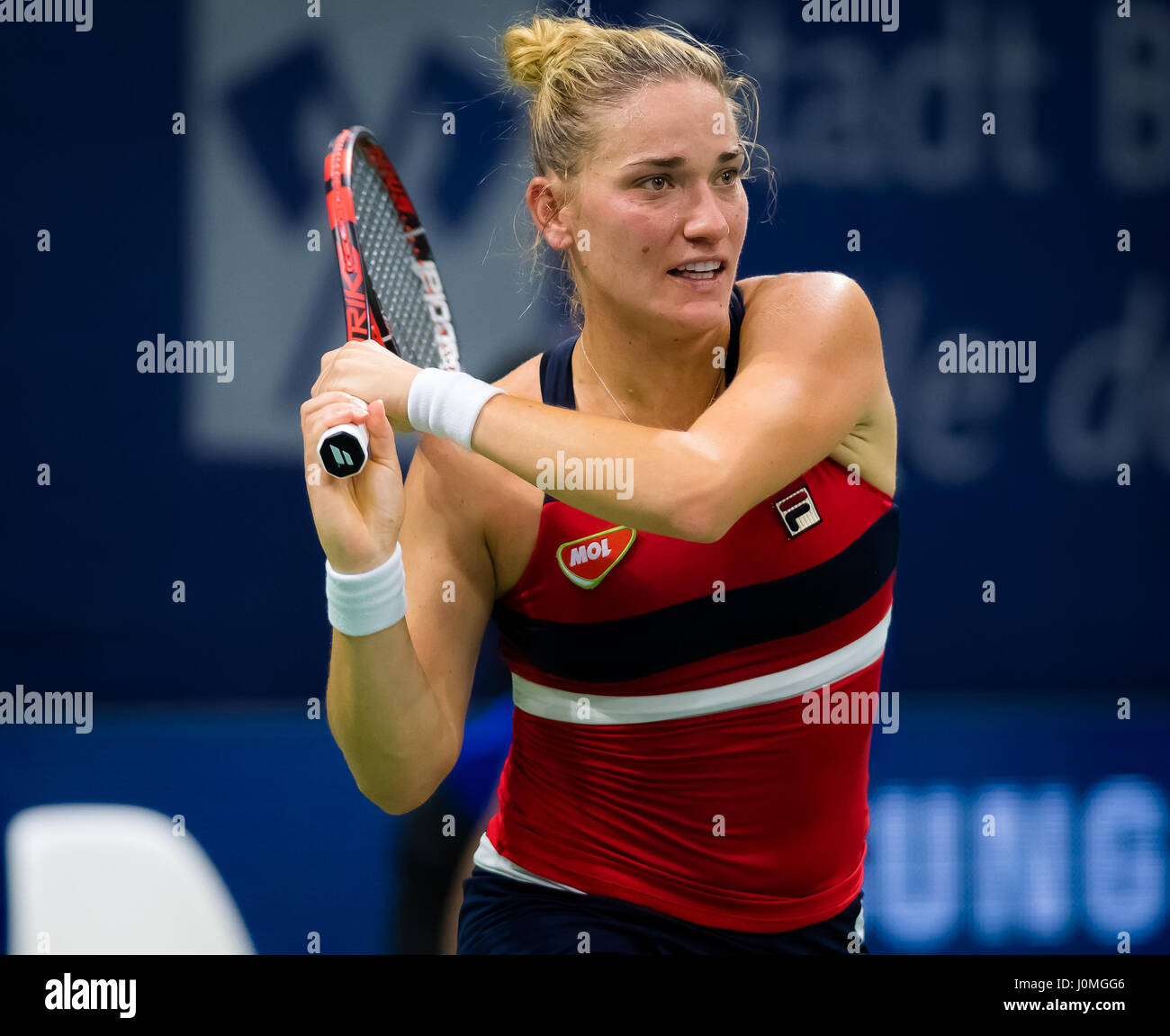 BIEL, Svizzera - 11 aprile : Timea Babos in azione al 2017 Ladies Open Biel WTA torneo internazionale di tennis Foto Stock