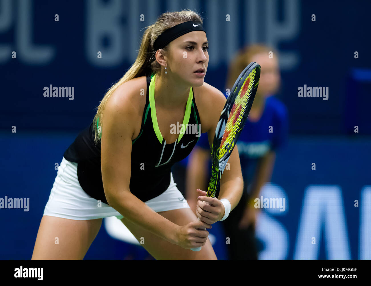 BIEL, Svizzera - 10 aprile : Belinda Bencic in azione al 2017 Ladies Open Biel WTA torneo internazionale di tennis Foto Stock