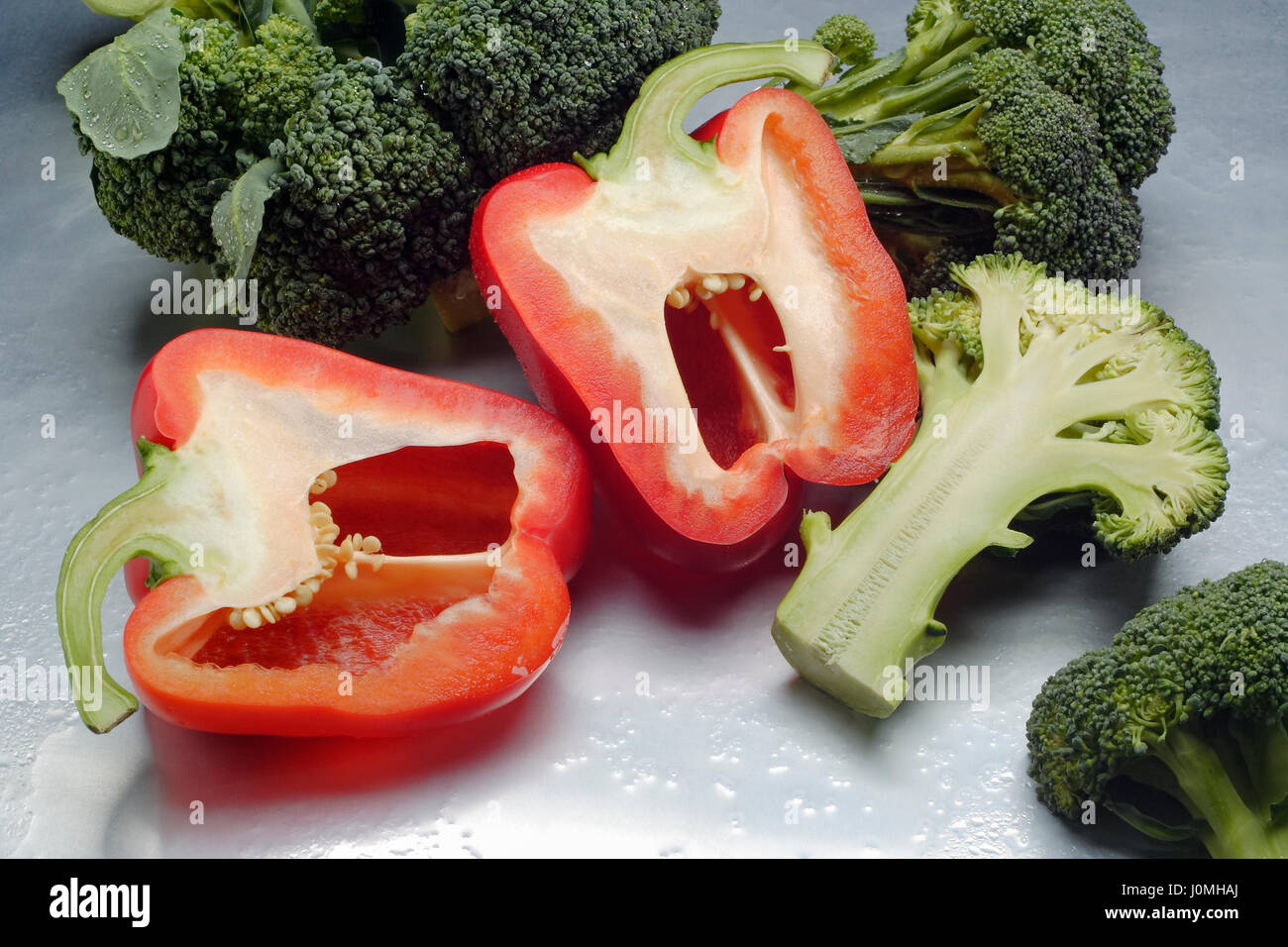 Ancora in vita: broccoli freschi e pepe. Foto Stock
