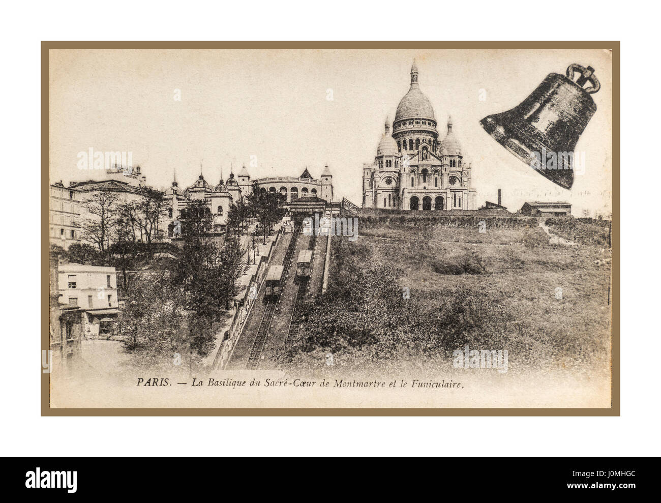 Parigi Montmartre Vintage anni '1900, storico B&W vista seppia della Basilica del Sacro cuore e delle carrozze funicolari sul binario ferroviario Montmartre Parigi Francia Foto Stock