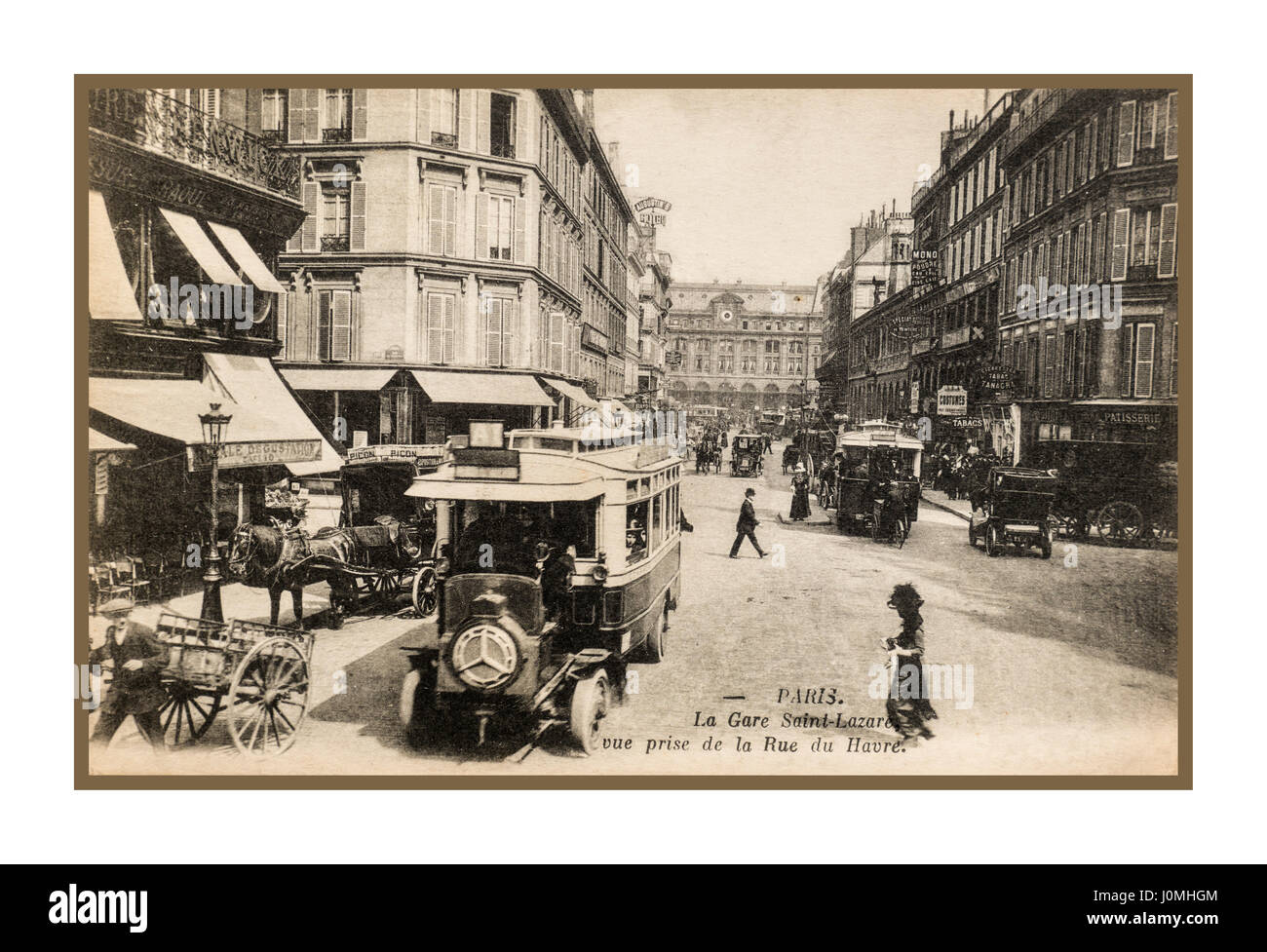 Parigi, Gare Saint Lazare, Francia cartolina Vintage 1900 Mercedes con autobus di linea in primo piano Parigi Francia Foto Stock