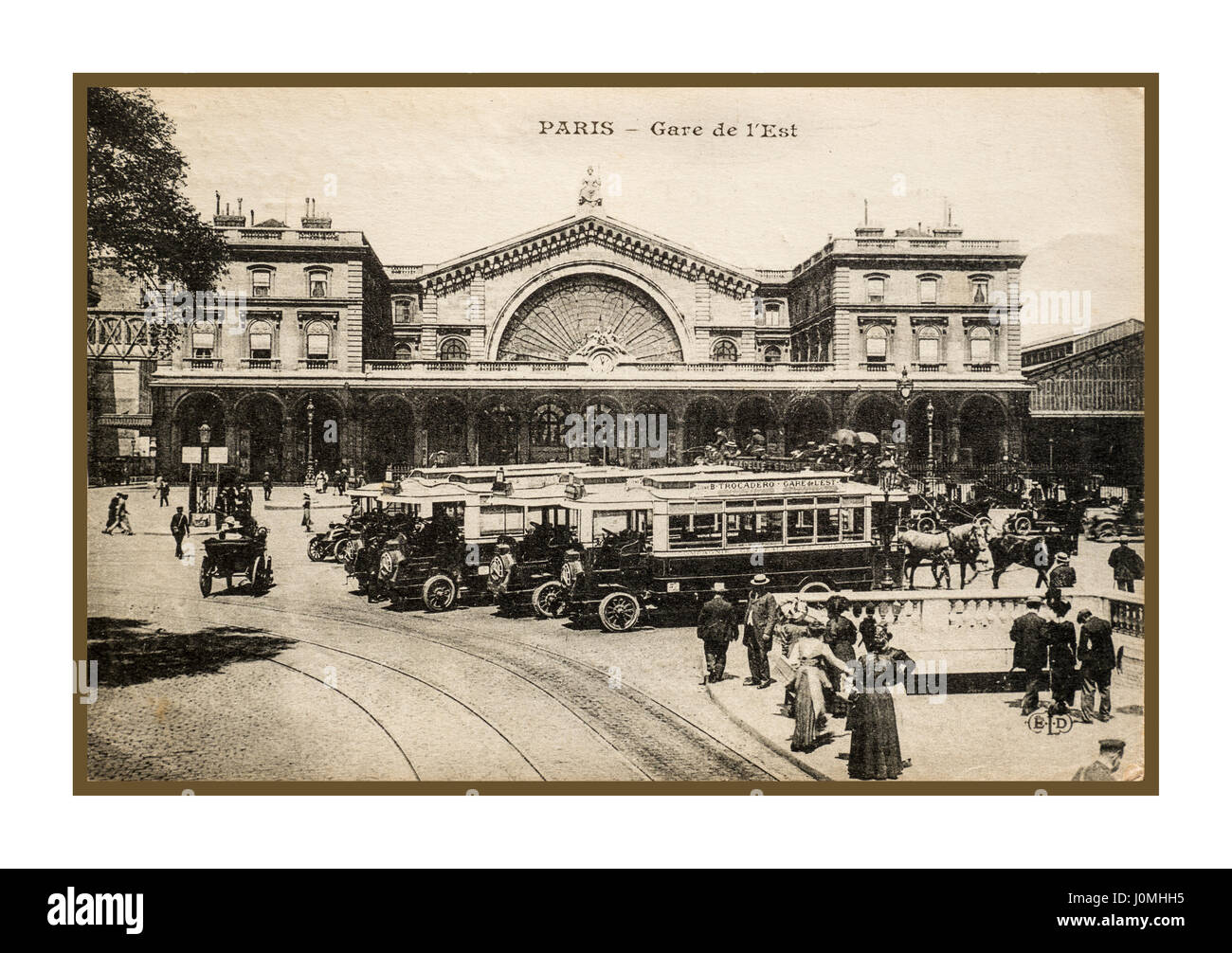 La stazione Gare de l'Est a Parigi alla fine del ventesimo secolo. Questa annata 1900 cartolina mostra come i trasporti pubblici erano già stati complementari: una stazione degli autobus e la stazione del tram e una stazione della metropolitana entrata sono parte della stazione ferroviaria di Parigi Francia Français : Carte postale ancienne Foto Stock