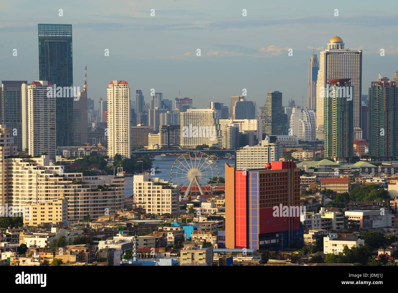 Asiatique il Riverfront tra i grattacieli a Bangkok, in Thailandia Foto Stock