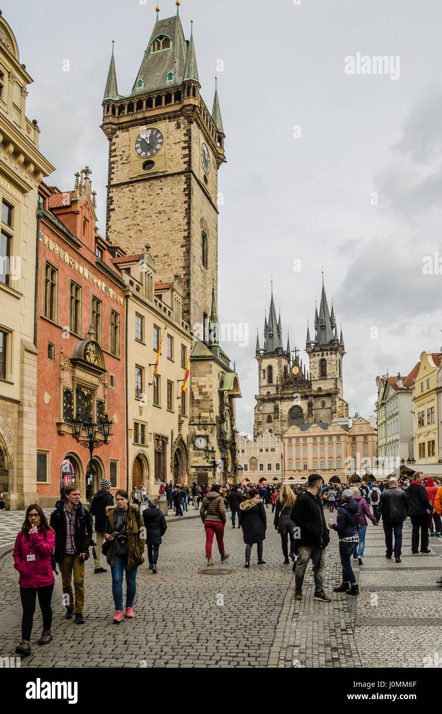 L'orologio astronomico di Praga è stata installata nel 1410, rendendo il terzo più antico orologio astronomico del mondo e il più antico ancora in funzione. Foto Stock