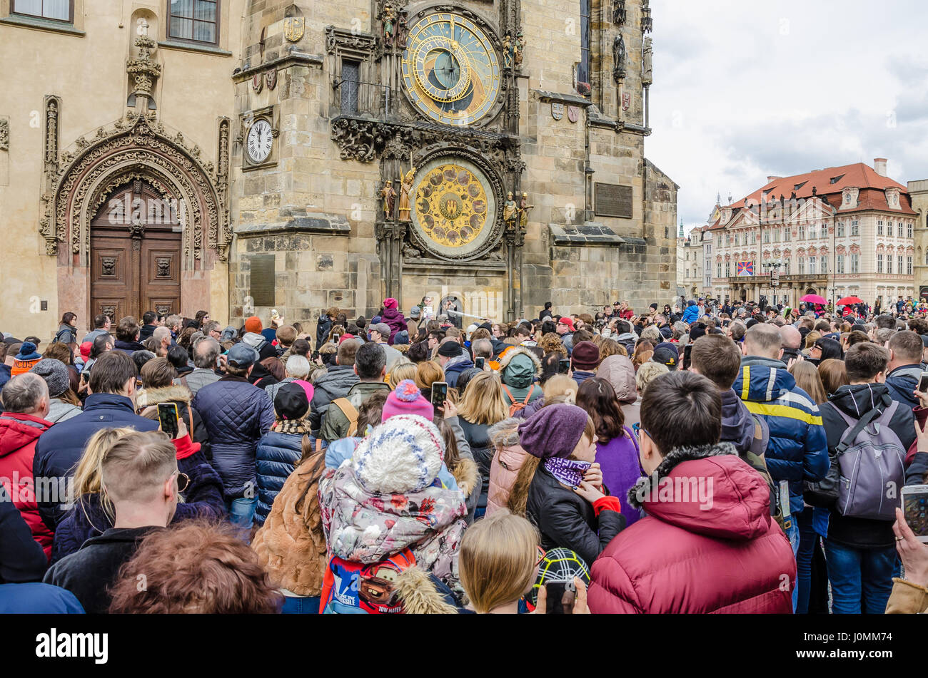 L'orologio astronomico di Praga è stata installata nel 1410, rendendo il terzo più antico orologio astronomico del mondo e il più antico ancora in funzione. Foto Stock