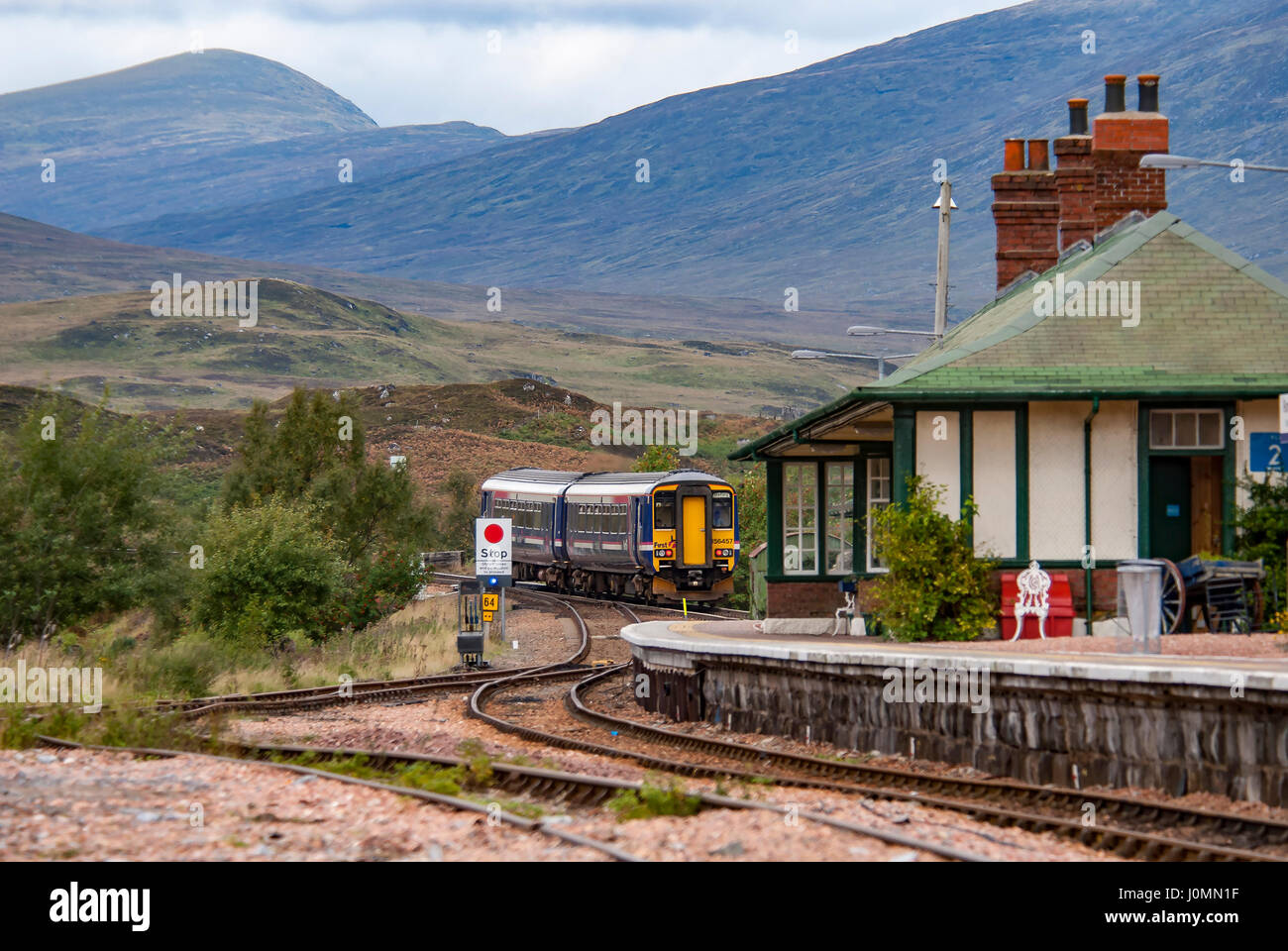 Treno Scotrail che arriva alla stazione di Rannoch Perthshire Scotland Foto Stock