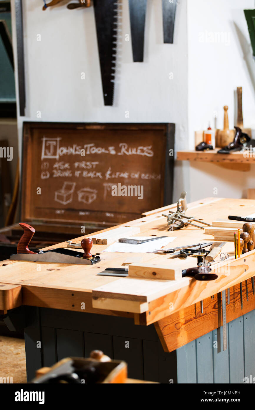 Una cassettiera per utensili per l'uso da parte degli studenti di John McMahon Scuola di Belle macchine per la lavorazione del legno con utensile utilizzare regole scritte di Chalk Foto Stock