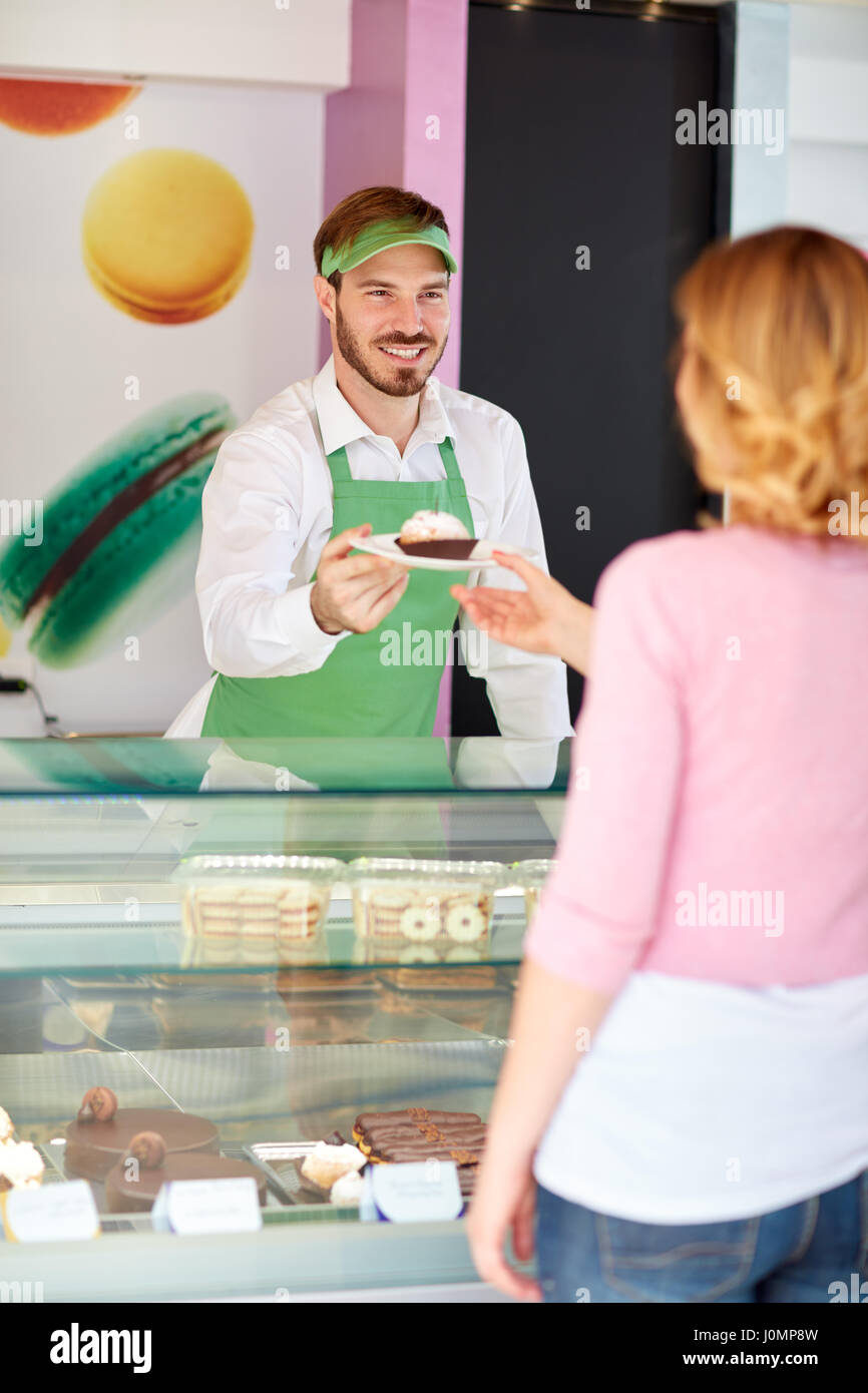 Pasticceria venditore mostra bella tortina su piastra Foto Stock