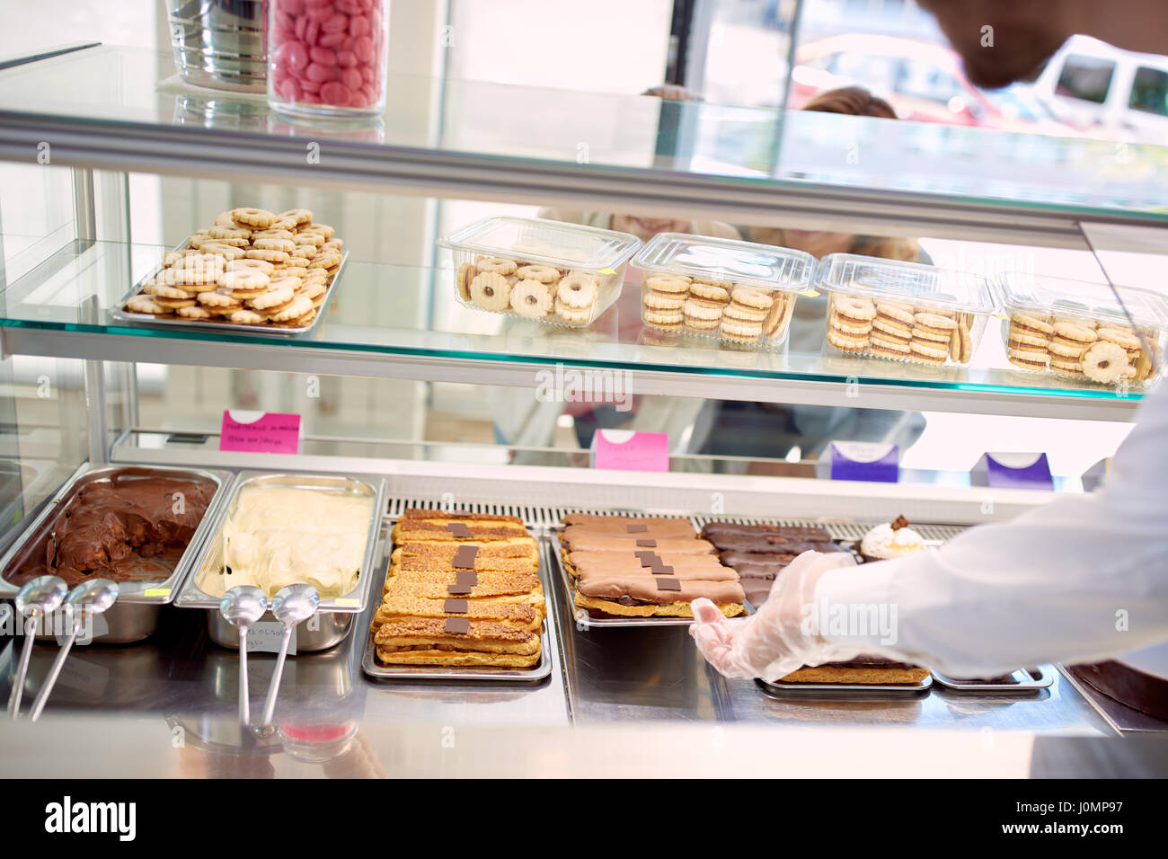 Grande offerta di gustosi biscotti in colorate bakery shop Foto Stock