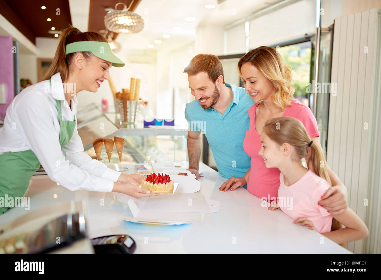 Commessa in imballaggio Panetteria torta alla frutta con fragole per la famiglia Foto Stock