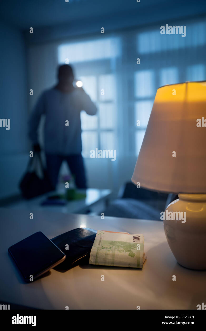 Furto o ladro con sacchetto in una casa Foto Stock