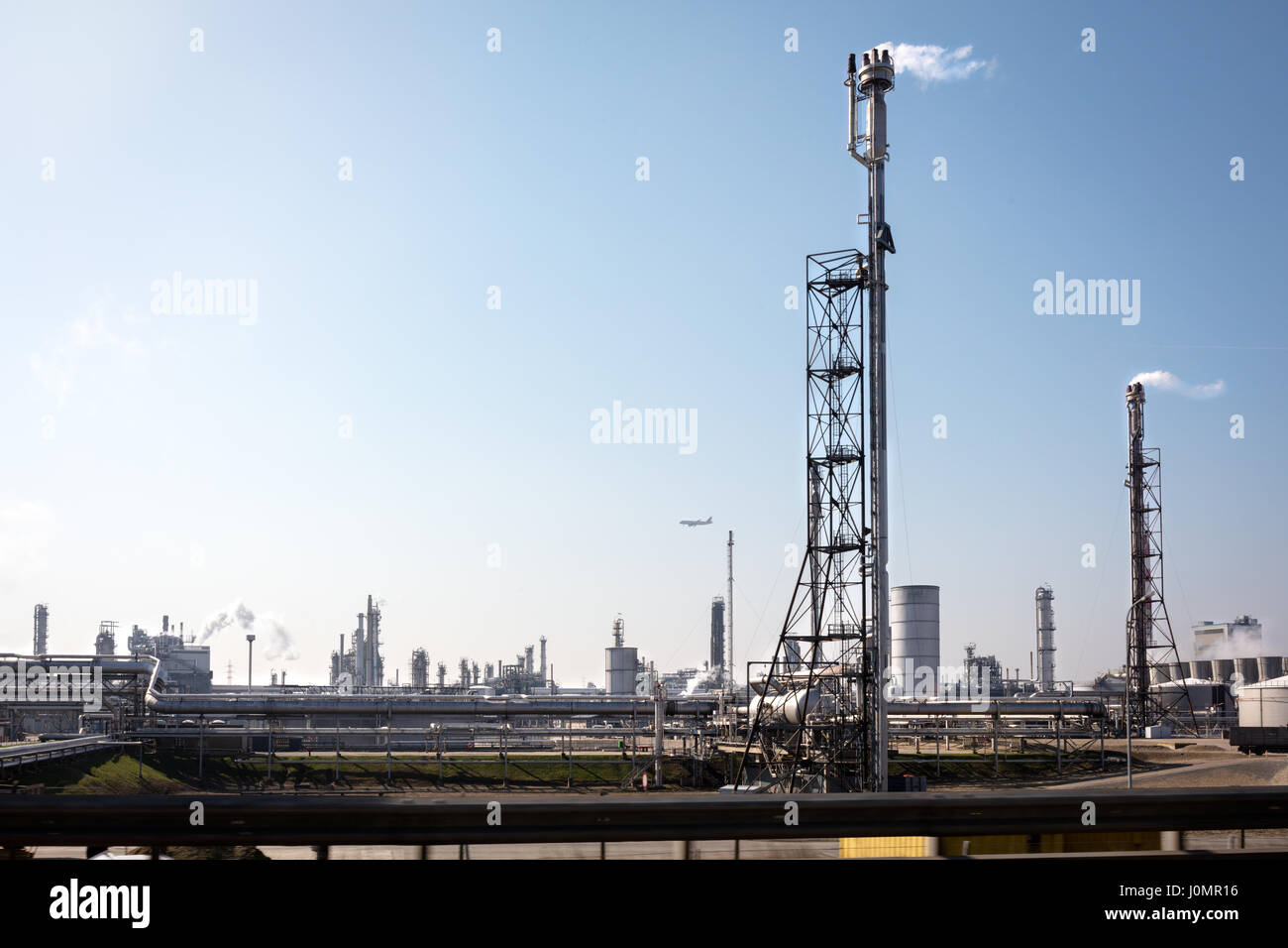 Gli impianti petroliferi nella zona industriale di out gonne Foto Stock