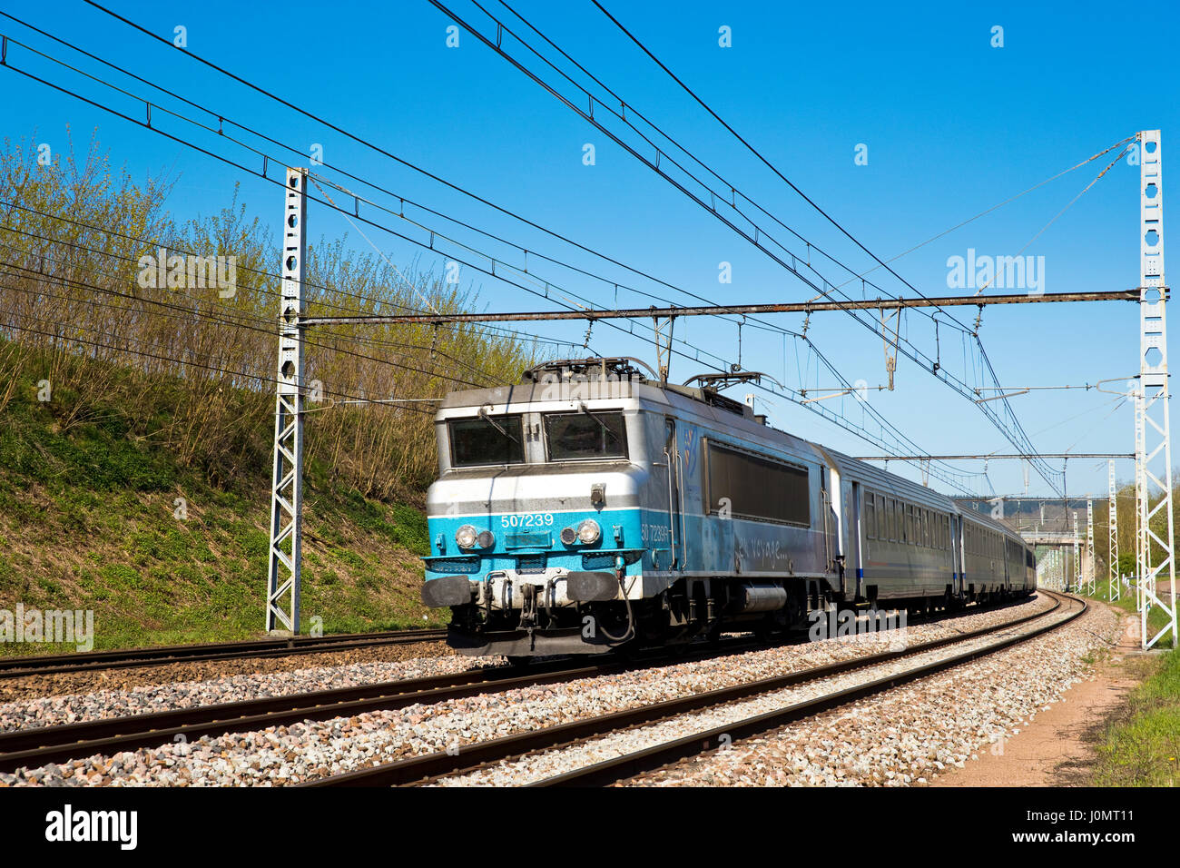 Treni passeggeri SNCF attraversando Burgundy, Francia Foto Stock
