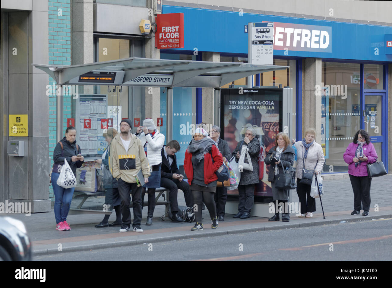 Glasgow fermata bus microcosmo della vita britannica Foto Stock