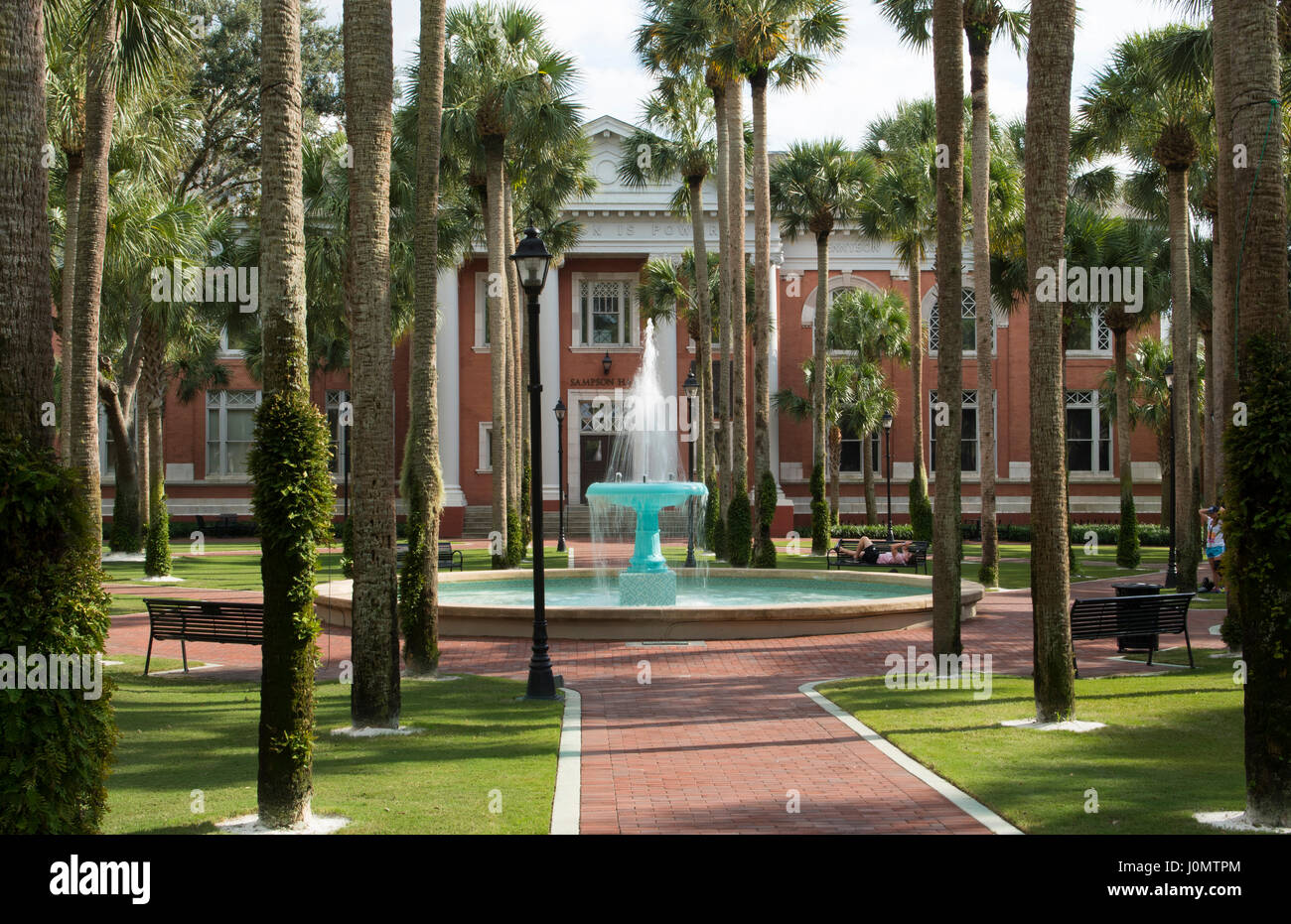 Deland Florida Stetson University fontana e Palm Court con palme tranquille nella piccola città di istruzione, Foto Stock