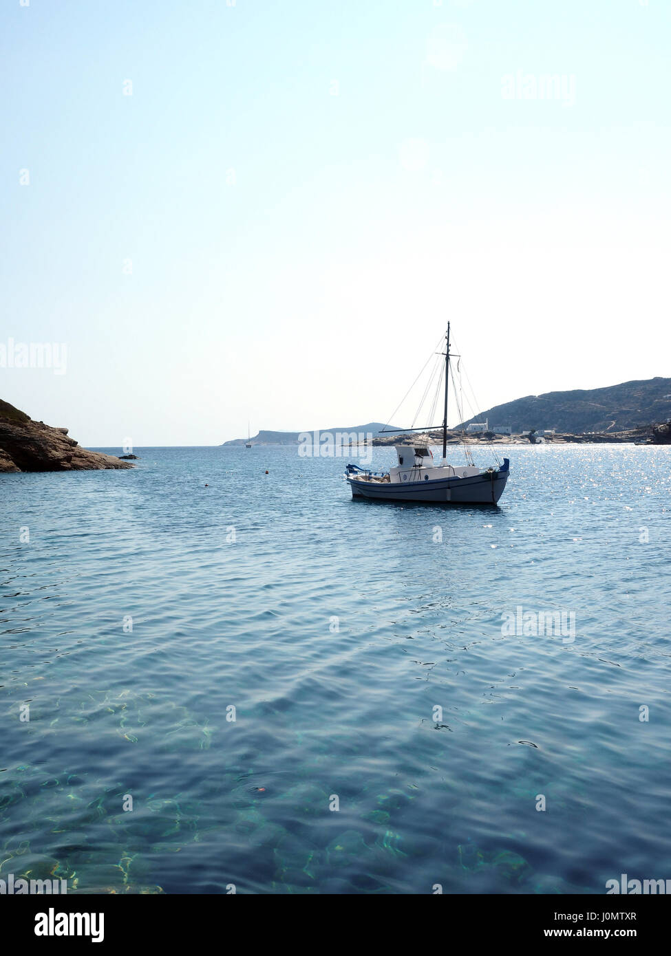 Il legno vecchio in barca a vela nel mare Mediterraneo Faros harbour sull' isola Greca di Sifnos Foto Stock