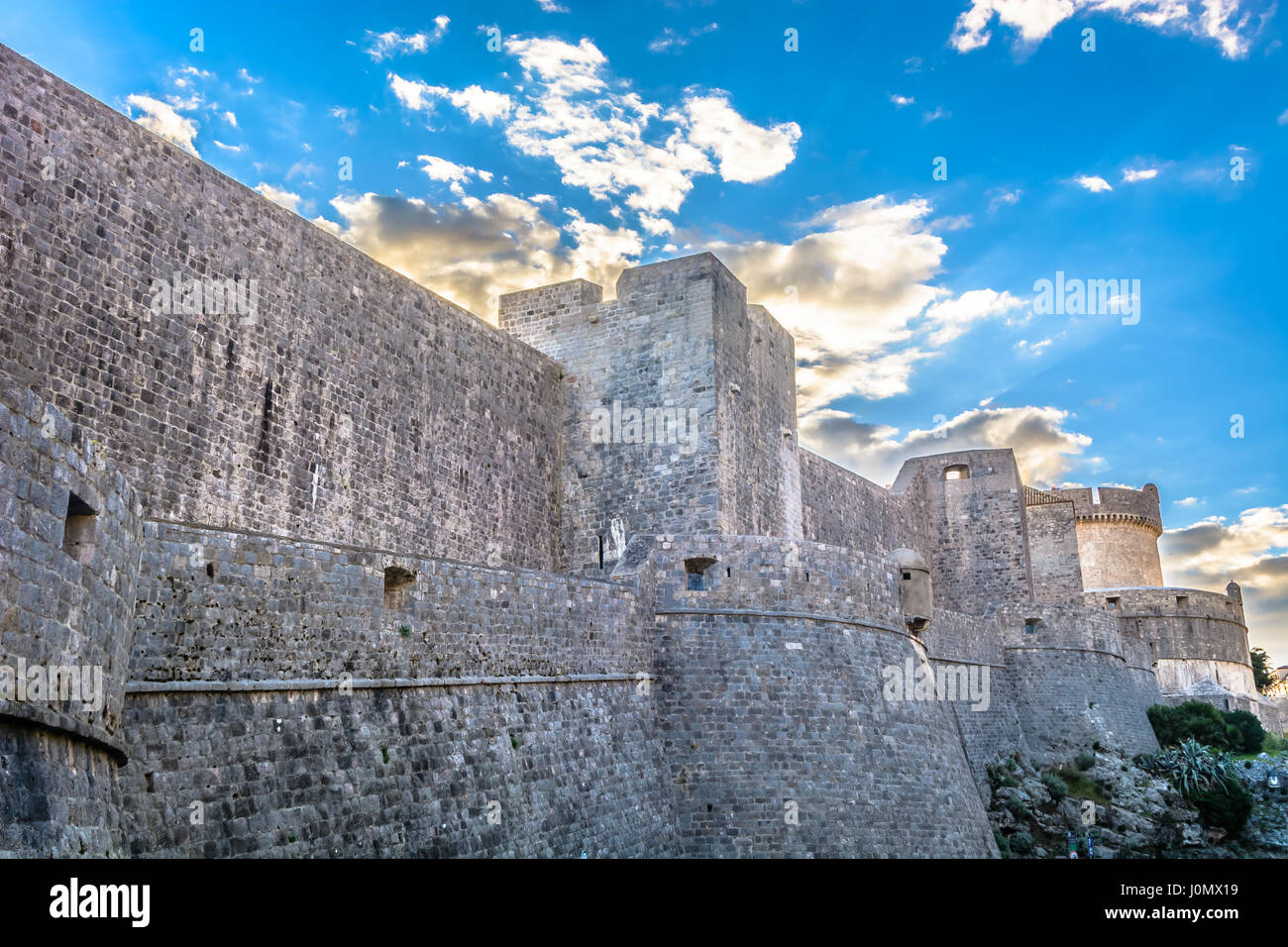 Vista panoramica a terra le mura della città nella città di Dubrovnik, Croazia, viaggio europeo attrazione. Foto Stock