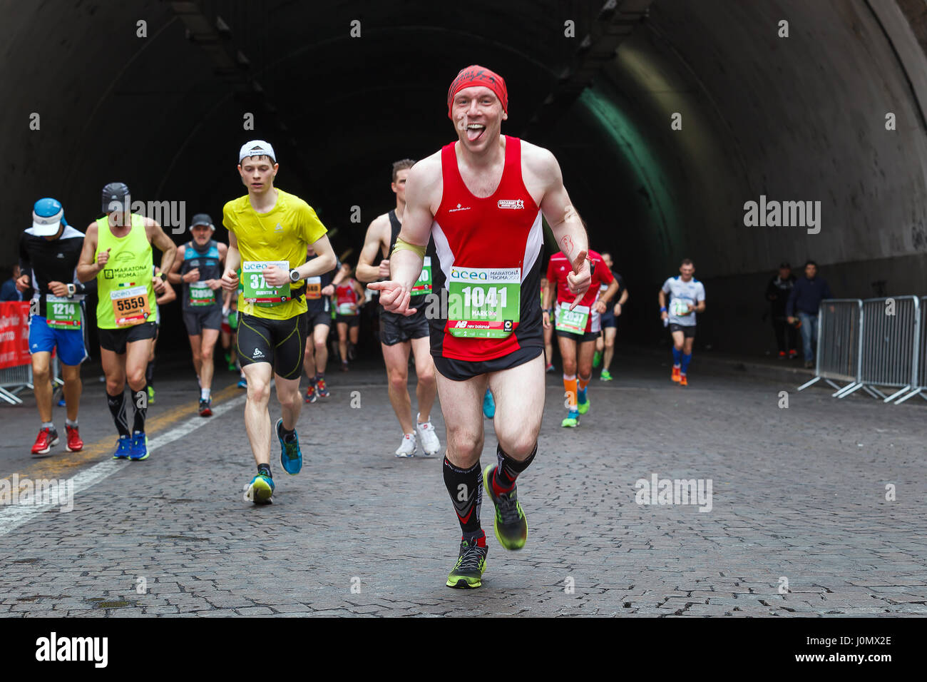 Roma, Italia - 2 Aprile, 2017: atleti del XXIII Maratona di Roma per il passaggio della Galleria Umberto I, a pochi chilometri dal traguardo. Foto Stock