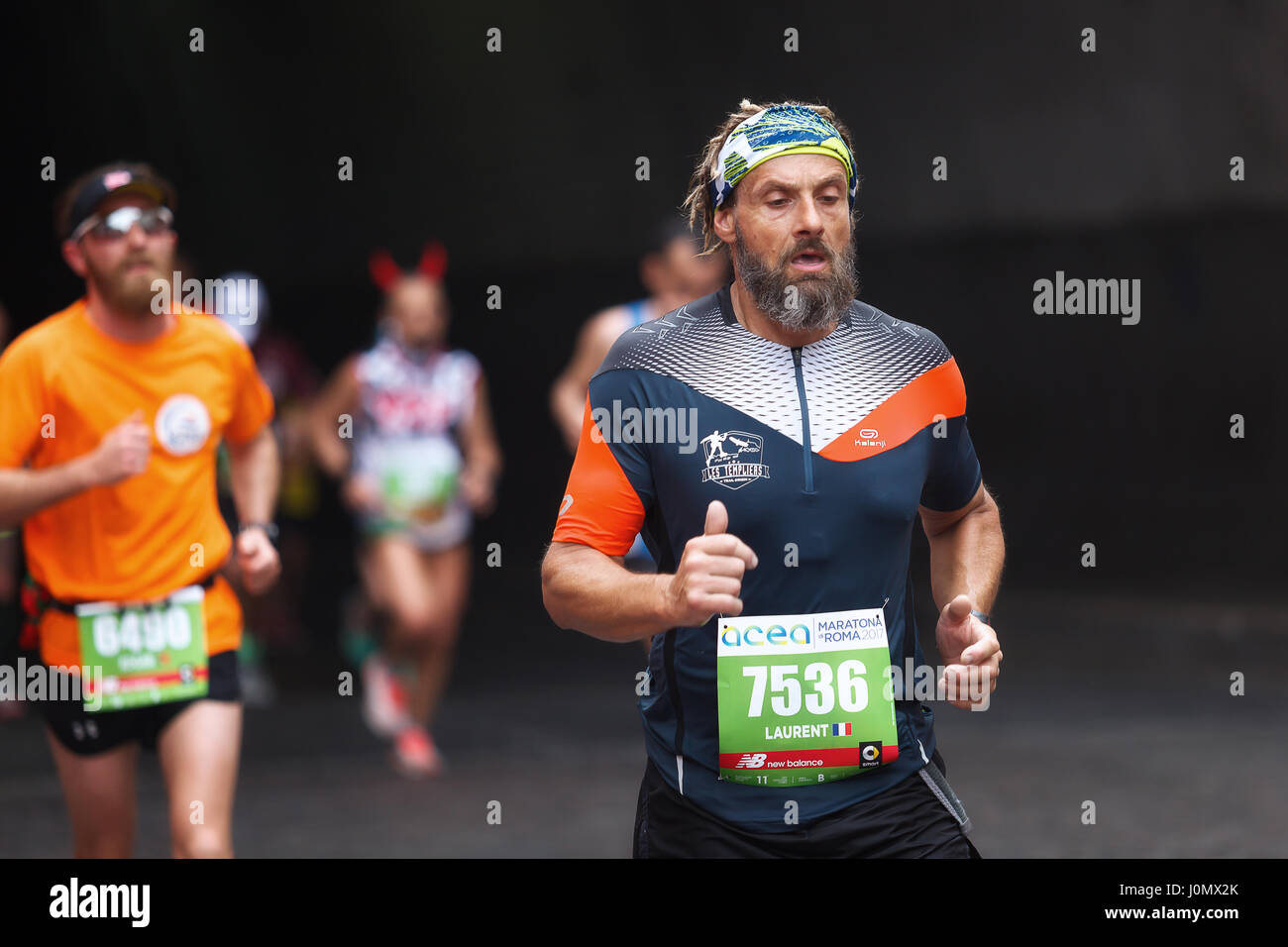 Roma, Italia - 2 Aprile, 2017: atleti del XXIII Maratona di Roma per il passaggio della Galleria Umberto I, a pochi chilometri dal traguardo. Foto Stock