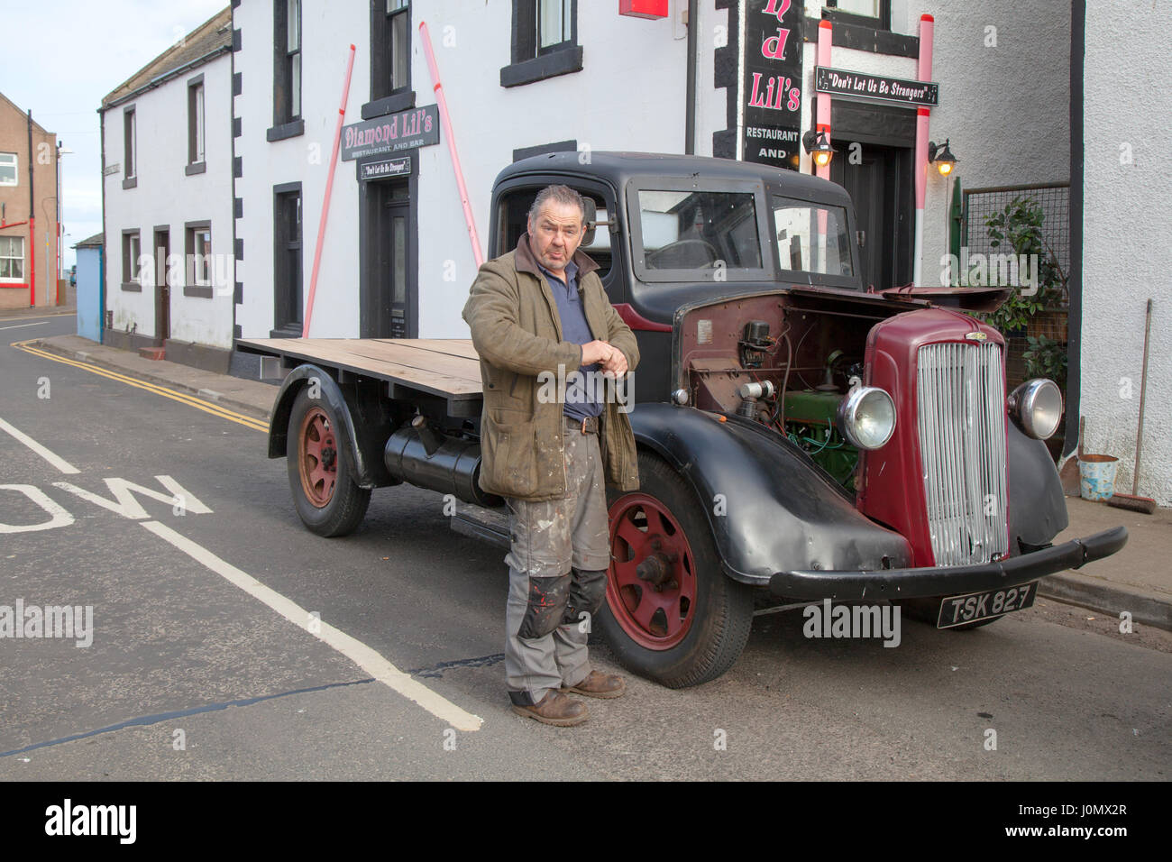 1923 20 anni prima della guerra Morris Commercial Van è frequentato dal proprietario Jim McCallum, che è coinvolto nel suo restauro. Montrose, Scozia, Regno Unito Foto Stock