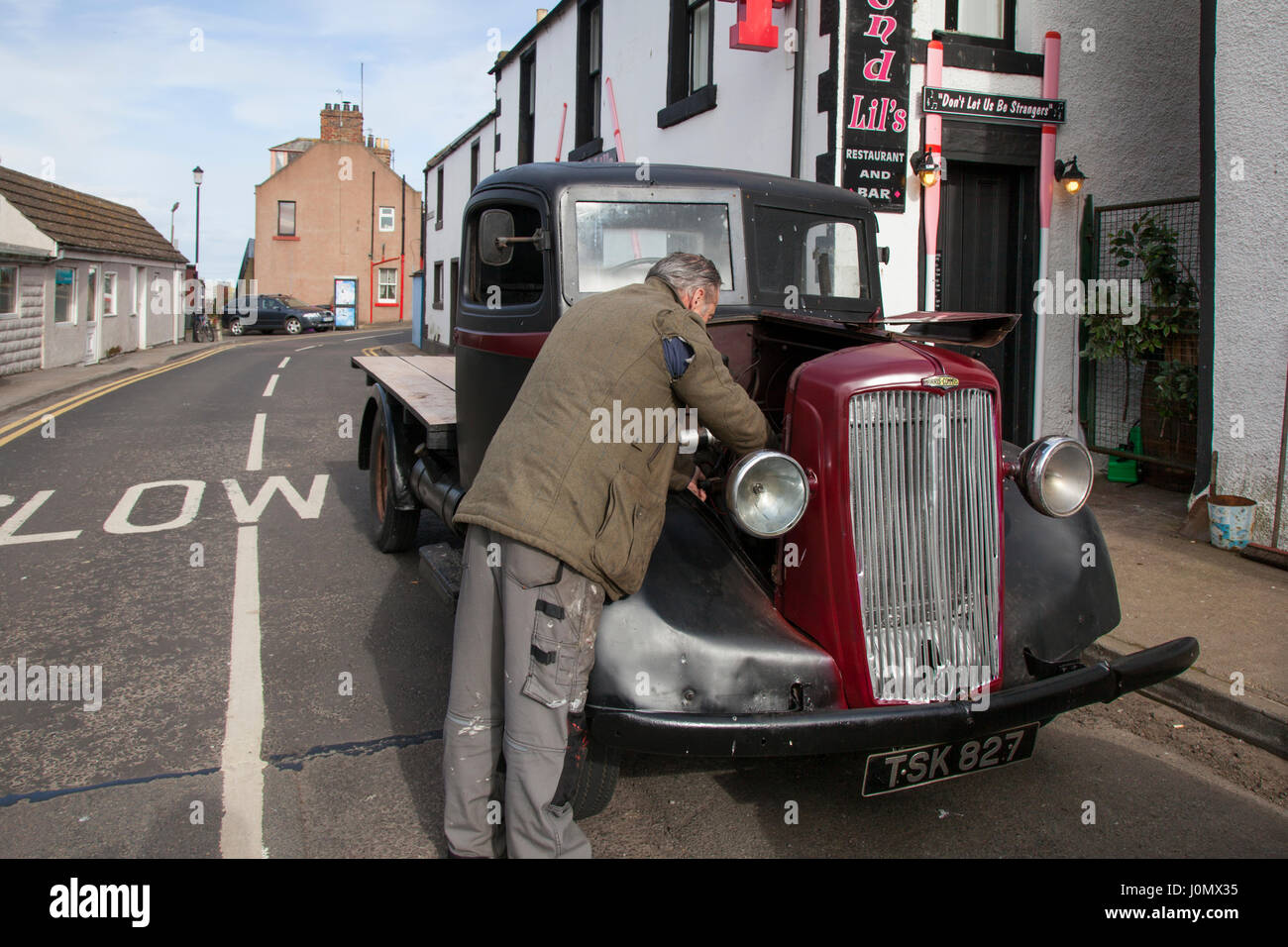 1923 20 anni prima della guerra Morris Commercial Van è frequentato dal proprietario Jim McCallum, che è coinvolto nel suo restauro. Montrose, Scozia, Regno Unito Foto Stock