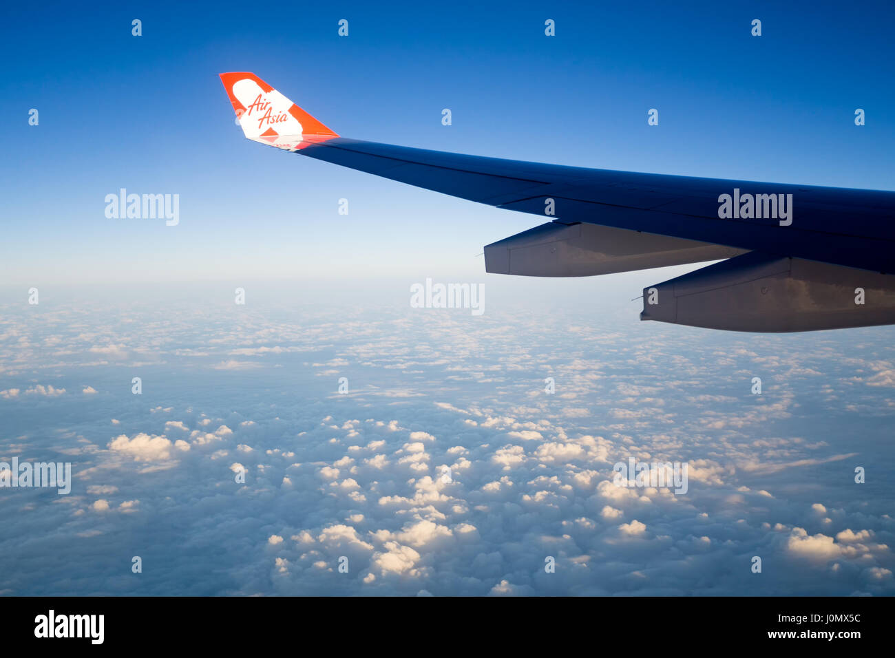 SEOUL, Corea del Sud - 05 Aprile 2017: AirAsia X aereo in volo con il piano del logo ala in volo per la Corea del Sud. AirAsia come l Asia del leader basso costo aria Foto Stock