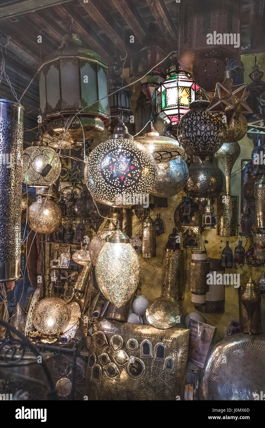 Luce di Marrakesh store nel souq Foto Stock